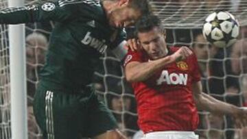 Ramos salta con Van Persie.