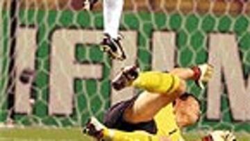 <B>TURQUÍA LES PASÓ POR ENCIMA</B>. Mansiz pica el balón y logra el tercer gol de Turquía.