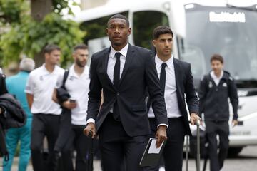 Alaba y Asensio llegando al hotel en París. 
