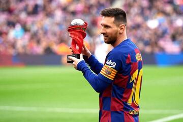 Lionel Messi poses with the trophy as best player of November before the La Liga match between Barcelona and Deportivo Alaves at Camp Nou.