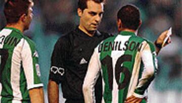 <B>EXPULSADO ANTE OSASUNA</B>. Competición no tuvo piedad de Denilson.