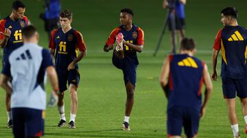 Sergio Busquets, Gavi y Ansu Fati durante el entrenamiento de hoy. 