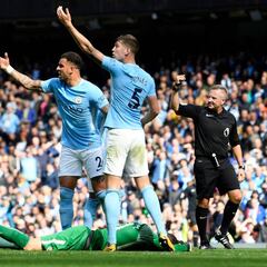 Bravo debuta en la Premier por un triste infortunio de Ederson