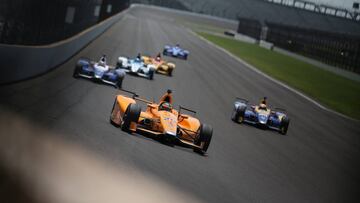 Fernando Alonso liderando la Indy 500 en 2017.