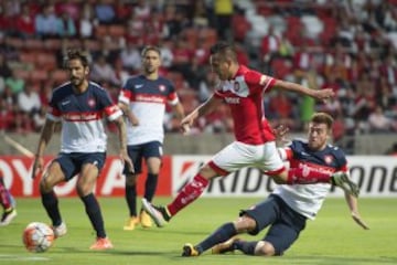 Christian Cueva tuvo mucha actividad por la banda de la izquierda, pero el gol no llegaba para el equipo 'escarlata'.