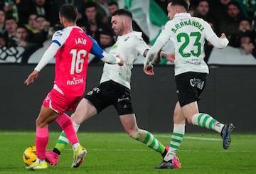 Manu Hernando se ha hecho dueño y señor de la defensa. 2 partidos, 2 titularidades. En Albacete será la tercera.