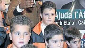 <b>ASUSTÓ A LOS NIÑOS QUE TANTO APRECIA</b>. La explosión de Samuel Etoo se produjo no sólo sin previo aviso, sino también en un ámbito totalmente ajeno al fútbol. El camerunés asistió a un acto en Vilafranca del Penedès (Barcelona), organizado por una entidad bancaria de la comarca, para firmar ejemplares del libro Camerún, cuya recaudación irá destinada a la Fundación Samuel Etoo. Rodeado de niños que buscaban un autógrafo o una foto junto a su ídolo, el delantero del Barça estalló en declaraciones mechadas de un lenguaje soez, de manera acalorada, hasta el punto de que los chicos a quienes tanto aprecia acabaron asustados.