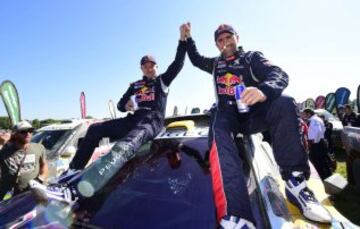 El piloto Stephane Peterhansel, y su copiloto Jean Paul Cottret, celebran la victoria del Dakar 2016, al finalizar la decimotercera y última etapa del rally Dakar 2016 entre las localidades de Villa Carlos Paz y Rosario 