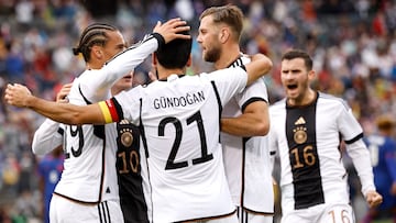 Hartford (United States), 14/10/2023.- Germany'Äôs Ilkay Guendogan (2-L) celebrates with teammates after scoring the 1-1 equalizer during the international friendly soccer match between USA and Germany in Hartford, USA, 14 October 2023. (Futbol, Amistoso, Alemania) EFE/EPA/CJ Gunther
