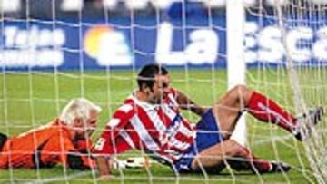 <b>ESTRENO</B>. Javi Moreno empuja en la línea de gol, el tanto del empate atlético, después del fallo de Cañizares al lanzamiento de Nagore.