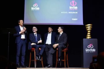 Indurain, con Maurizio Fondriest (con el micro) y Claudio Chiappucci (derecha).