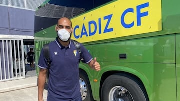 &#039;Fali&#039;, jugador del C&aacute;diz CF, se dispone a subir al autob&uacute;s del equipo para viajar a Marbella.