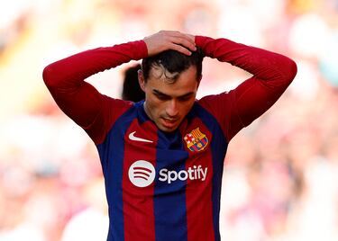 Resignación del centrocampista del Barcelona durante el duelo frente al Rayo Vallecano.