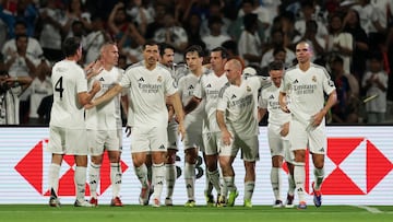 Morientes marca el primero gol en el Clásico de Leyendas en la India.