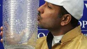 <b>TORNEO DE PEKÍN. </b>Jeev Milkha Singh besa el trofeo de ganador.