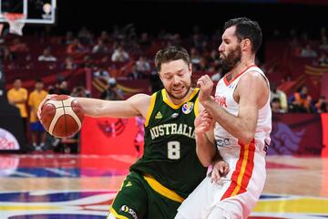 Matthew Dellavedova being defended by Rudy Fernández.