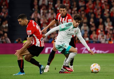 Abde de escapa entre los jugadores del Athletic Club, Oscar de Marcos y Mikel Vesga.