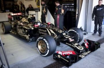 El piloto francés de la escudería Lotus, Romain Grosjean, en boxes.