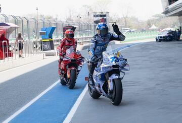 Alex M¨¢rquez y Marc M¨¢rquez tras finalizar la carrera al esprint.