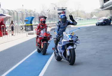 Alex Márquez y Marc Márquez tras finalizar la carrera al esprint. 