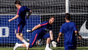 GRAF2138. MADRID, 17/07/2018.- Los jugadores del Atlético de Madrid, el delantero francés, Kevin Gameiro (i), y el guardameta esloveno, Jan Oblak (c), durante el entrenamiento que realiza el equipo esta tarde en la Ciudad Deportiva Wanda de