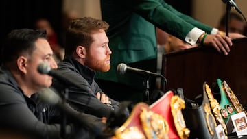 Canelo Álvarez en la rueda de prensa previa a su combate con Jaime Munguía.