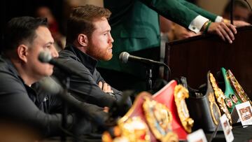 Canelo Álvarez en la rueda de prensa previa a su combate con Jaime Munguía.
