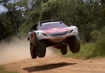 El español Carlos Sainz conduce su vehículo Peugeot durante la primera etapa del Rally Dakar 2017, entre Asunción (Paraguay) y Resistencia (Argentina)
