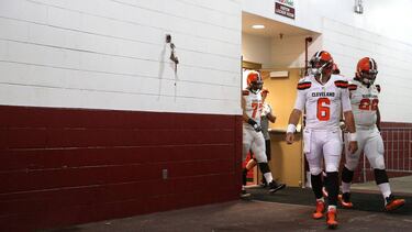 LANDOVER, MD - OCTOBER 2: Quarterback Cody Kessler #6 of the Cleveland Browns walks onto the field prior to a game against the Washington Redskins at FedExField on October 2, 2016 in Landover, Maryland. Patrick Smith/Getty Images/AFP
== FOR NEWSPAPERS, INTERNET, TELCOS & TELEVISION USE ONLY ==
