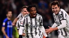 Juventus' midfielder Juan Cuadrado from Colombia (R) celebrates after scoring a goal during the Italian Cup semi-final first leg football match between Juventus and Inter Milan on April 4 2023 at the "Allianz Stadium" in Turin. (Photo by Marco BERTORELLO / AFP)