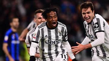 Juventus' midfielder Juan Cuadrado from Colombia (R) celebrates after scoring a goal during the Italian Cup semi-final first leg football match between Juventus and Inter Milan on April 4 2023 at the "Allianz Stadium" in Turin. (Photo by Marco BERTORELLO / AFP)