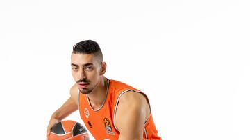 El jugador del Valencia Basket atiende a As en la previa del partido que enfrentar¨¢ a los taronjas contra el Real Madrid en La Fonteta.