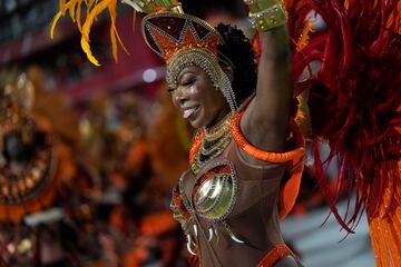 Estos días la ciudad brasileña se viste de gala para disfrutar del Carnaval 2023. Bailes, desfiles, samba... llenan de color la ciudad ciudad costera de Brasil, famosa por sus playas de Copacabana e Ipanema, la estatua del Cristo Redentor sobre el cerro del Corcovado y el morro Pan de Azúcar.