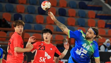 HANDOUT - 14 January 2021, Egypt, Alexandira: Slovenia's Dean Bombac (R) in action during the 2021 IHF World Men's Handball Championship Group H handball match between Belarus and Russia at the Borg Al Arab Sports Hall. Photo: -/Egypt 2021 Men&#