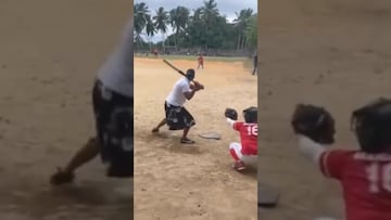 Abuela se hace viral por su forma de jugar béisbol: batea y es primera base