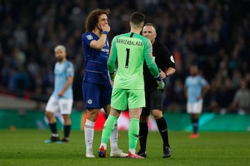 En el 迆ltimo minuto de la segunda parte de la pr車rroga de la Carabao Cup, Kepa Arrizabalaga, portero del Chelsea, se neg車 a abandonar el campo sustituido. El italiano Sarri hab赤a mandado a Willy Caballero saltar al campo por el portero espa?ol, pero Kepa se neg車 a ser cambiado. Incluso, el 芍rbitro habl車 con Kepa para que abandonara el c谷sped pero el espa?ol se neg車 en rotundo. El t谷cnico italiano hab赤a tomado la decisi車n de sacar al guardameta argentino por Kepa, despu谷s de que el exportero del Athletic se quejar芍 de problemas f赤sicos. El enfado de Sarri fue may迆sculo y amag車 con marcharse del banquillo hac赤a el vestuario. La autoridad del entrenador italiano, muy tocado por los malos resultados, queda en entredicho. Luego en la tanda de penalti el Chelsea perdi車 y Kepa s車lo pudo atajar el lanzamiento de San谷.