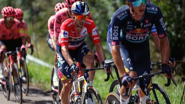VILLARCAYO (BURGOS), 07/09/2024.- El ciclista esloveno del Bora Primoz Roglic (c), líder de la clasificación general, durante la vigésima y penúltima etapa de la 79 Vuelta a España, 172 km de recorrido por Las Merindades burgalesas con salida en Villarcayo y llegada en Picón Blanco.- EFE/ Javier Lizón