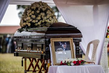 El ataúd del difunto corredor de maratón keniano Kelvin Kiptum se ve junto a una imagen conmemorativa durante su funeral en la aldea de Chepkorio.