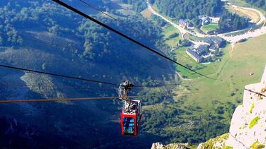 Para acceder al punto de inicio, la mejor opción es el Teleférico de Fuente Dé. Una vez arriba, se toma la pista que parte de la estación superior de teleférico, que asciende rodeando las depresiones de Lloroza. Desde aquí, ya no abandonamos el camino que al avanzar se bifurca en un ramal a la izquierda que sube al macizo de Horcados Rojos y Cabaña Verónica, y que atraviesa los Pozos de Lloroza. Nuestra pista desciende al abrigo de las estribaciones de Peña Vieja donde nos topamos con la fuente del Resalao, de la que emerge el río Duje y, a ambos lados del camino, los pastos donde en verano sube el ganado de los valles de los alrededores. En una de las laderas a la izquierda de la pista se encuentra el Chalet Real, construido por la Real Compañía Asturiana de Minas para alojar al Rey Alfonso XIII durante sus cacerías por estos puertos. En esta zona es frecuente encontrar rebaños de ovejas, cabras y vacas tudancas o pardo alpinas. Desde ahí, se divisa la pequeña ermita de la Virgen de la Salud, patrona del valle, junto a la que pasa un camino que llega hasta Sotres. La pista sigue hasta las Portillas del Boquejón, y la pendiente se vuelve más acusada. El camino finaliza en Espinama. No es una ruta circular, para el regreso es necesario desandar el camino o bien tener un vehículo de apoyo en Espinama que dista de Fuente. Dé cuatro kilómetros.