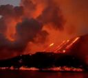 La impresionante imagen de la lava construyendo de noche la nueva fajana de La Palma