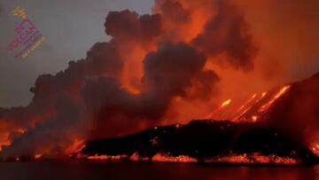 La impresionante imagen de la lava construyendo de noche la nueva fajana de La Palma