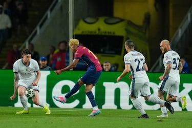 1-2. Lamine Yamal se interna en el área del Inter, y entre varios defensores, saca un zurdazo al palo largo de Yann Sommer, toca en el poste y se cuela dentro de la portrería nerazzurri.