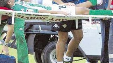 <b>EN CAMILLA. </b>Óscar López tuvo que ser retirado en camilla y Dani no pudo terminar el partido por lesión.