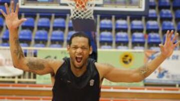 <b>UN PERSONAJE. </b>Mike Hall, con buen sentido del humor, pone cara de malo para asustar al rival. El ala-pívot ha sintonizado muy rápido con la afición del Fuenlabrada.