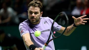 El tenista suizo Stan Wawrinka devuelve una bola durante un partido en el Torneo de R&oacute;terdam.