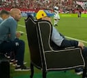 Maradona volvió a Newell's y dirigió sentado en un trono