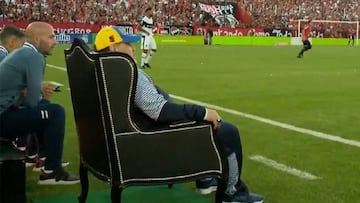 Maradona volvió a Newell's y dirigió sentado en un trono