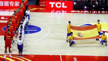 La Selecci&oacute;n, durante el himno nacional antes del duelo contra Puerto Rico de la primera fase del Mundial.