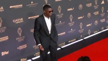 Es tan surrealista que solo podía ser cosa suya: la peculiar escena de Dembélé minutos antes de entregarse el Balón de Oro