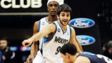 ORDENANDO. Ricky Rubio, en acción defensiva durante un partido.